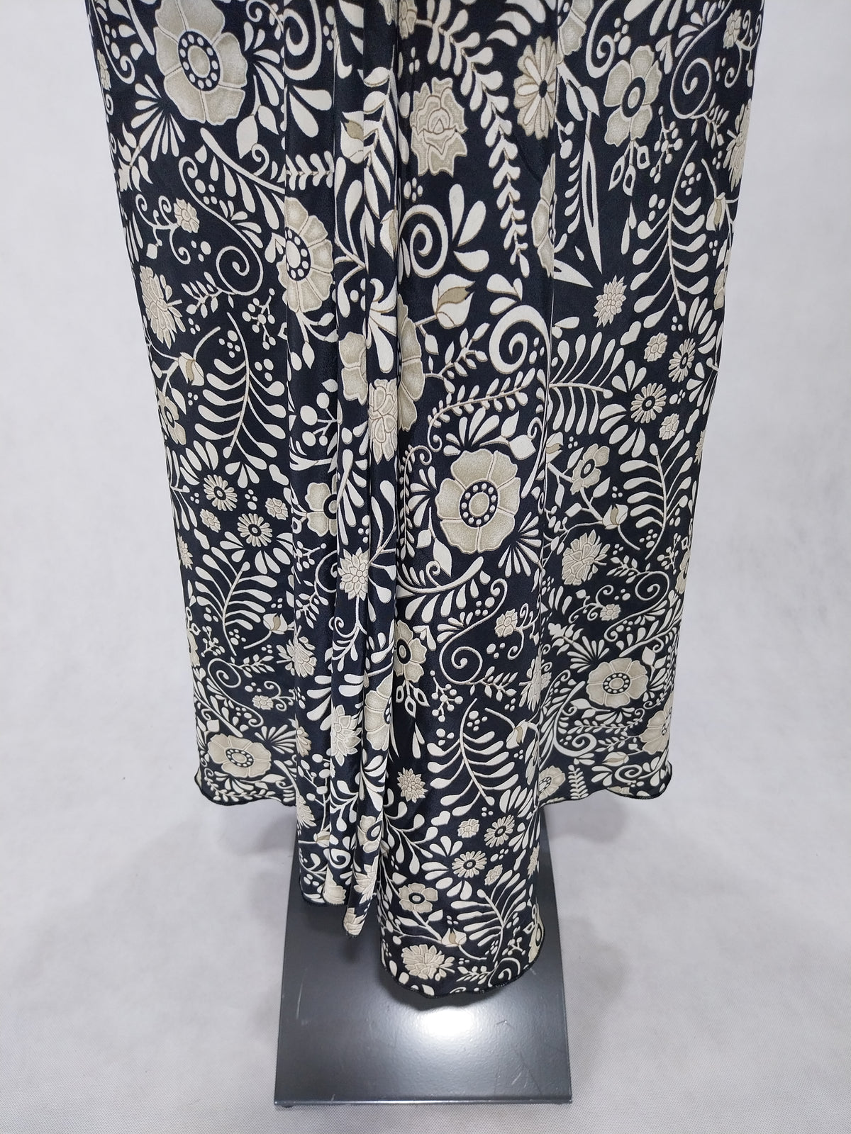 Das lange Magische Kleid Flowerpower black and white